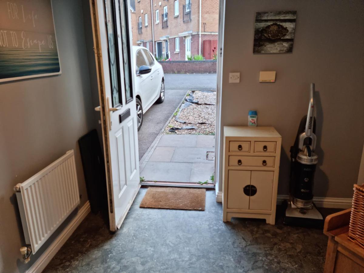 Sea Escape The Tardiis Beachfront Location Aberavon Beach Sea Views Driveway Parking Port Talbot Exterior foto